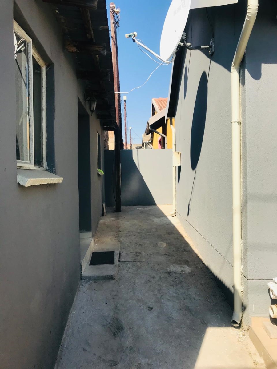 5 Bedroom Property for Sale in Ebony Park Gauteng