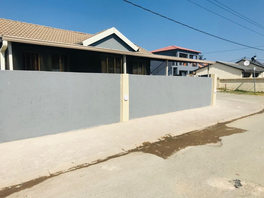 5 Bedroom Property for Sale in Ebony Park Gauteng