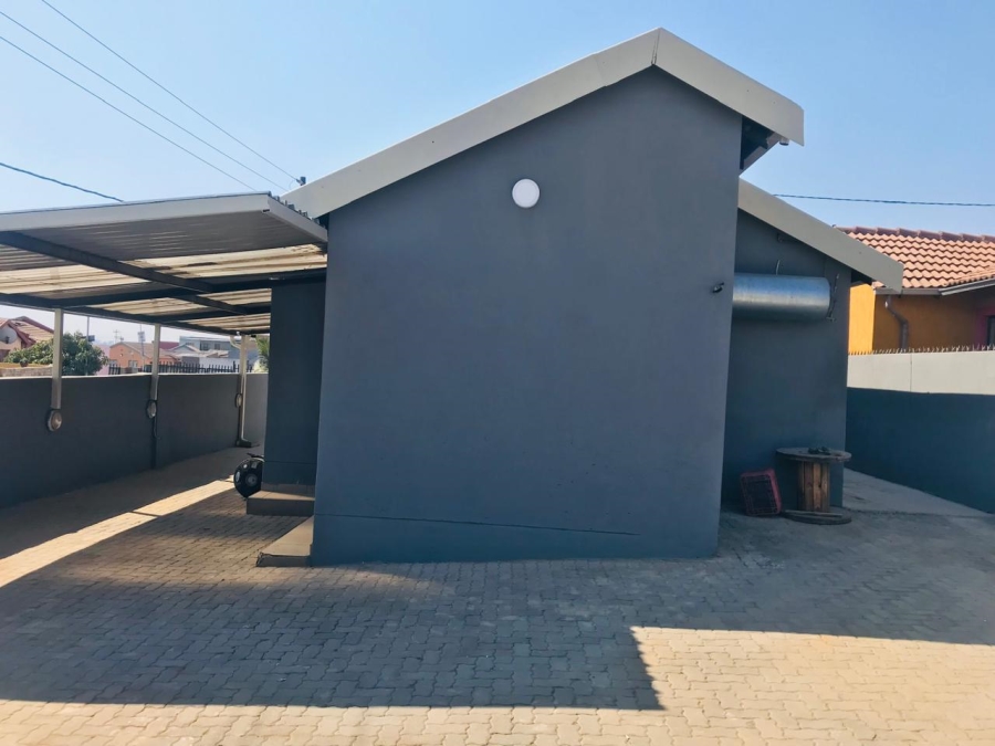 5 Bedroom Property for Sale in Ebony Park Gauteng