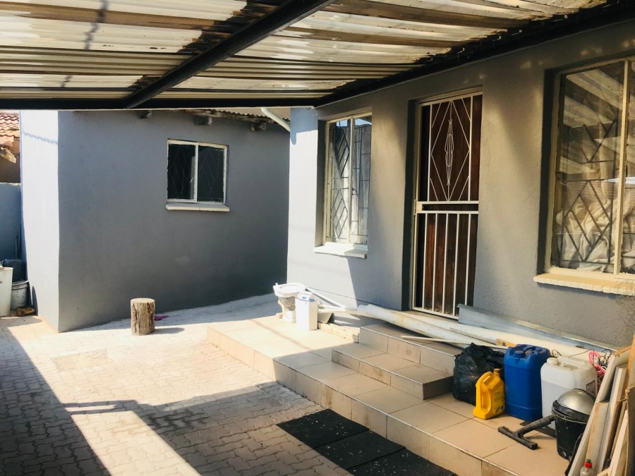 5 Bedroom Property for Sale in Ebony Park Gauteng