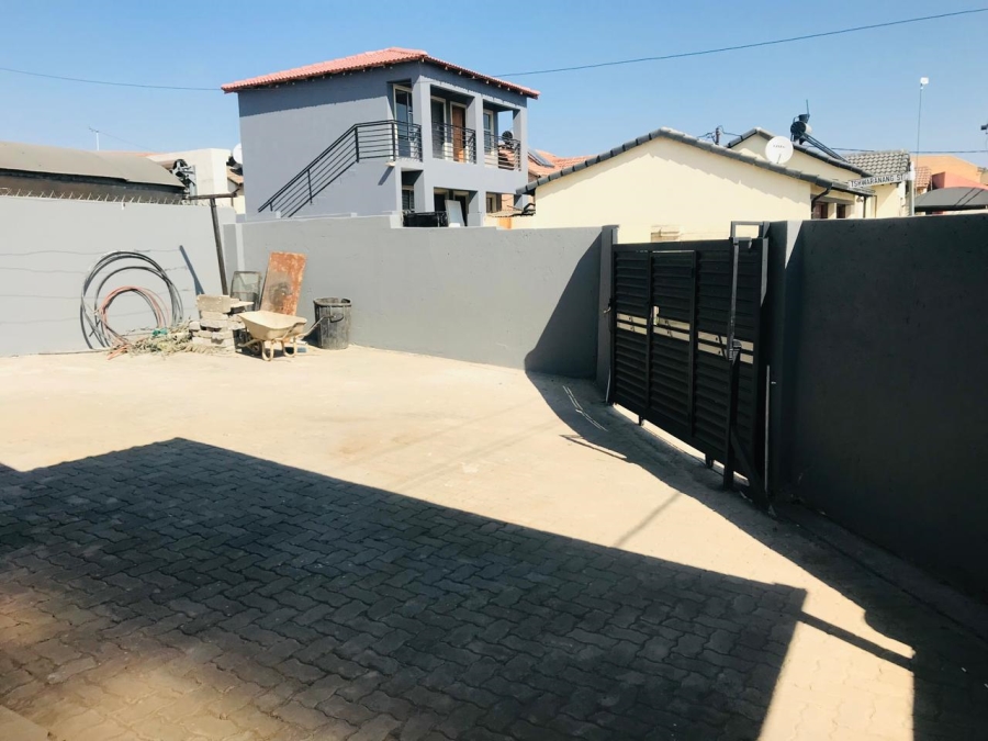 5 Bedroom Property for Sale in Ebony Park Gauteng