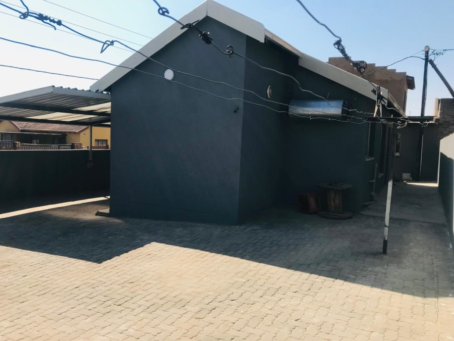 5 Bedroom Property for Sale in Ebony Park Gauteng