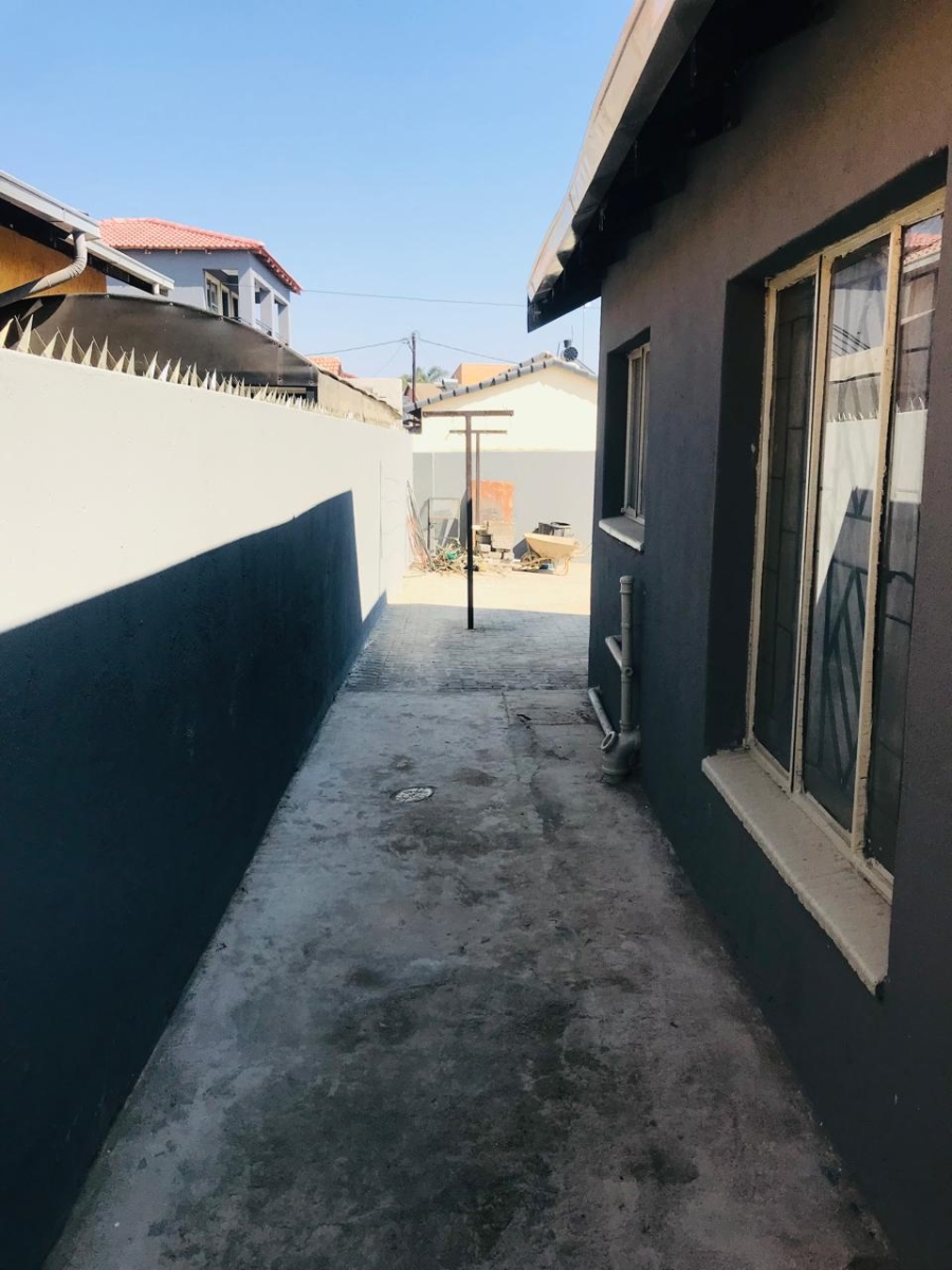 5 Bedroom Property for Sale in Ebony Park Gauteng