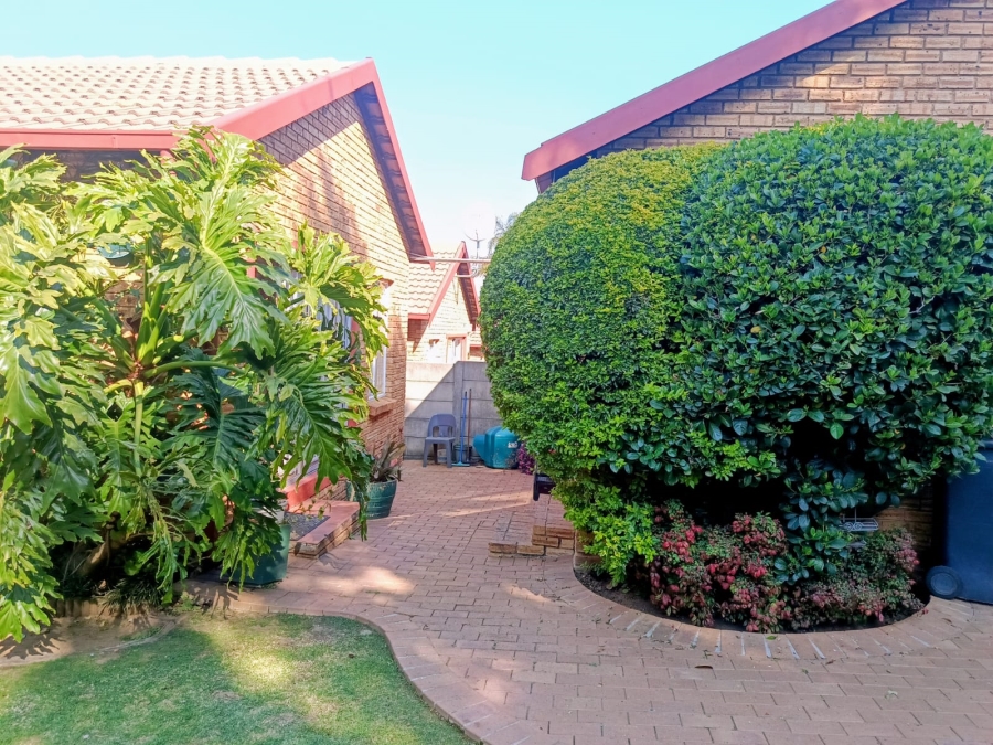 3 Bedroom Property for Sale in Wilgeheuwel Gauteng
