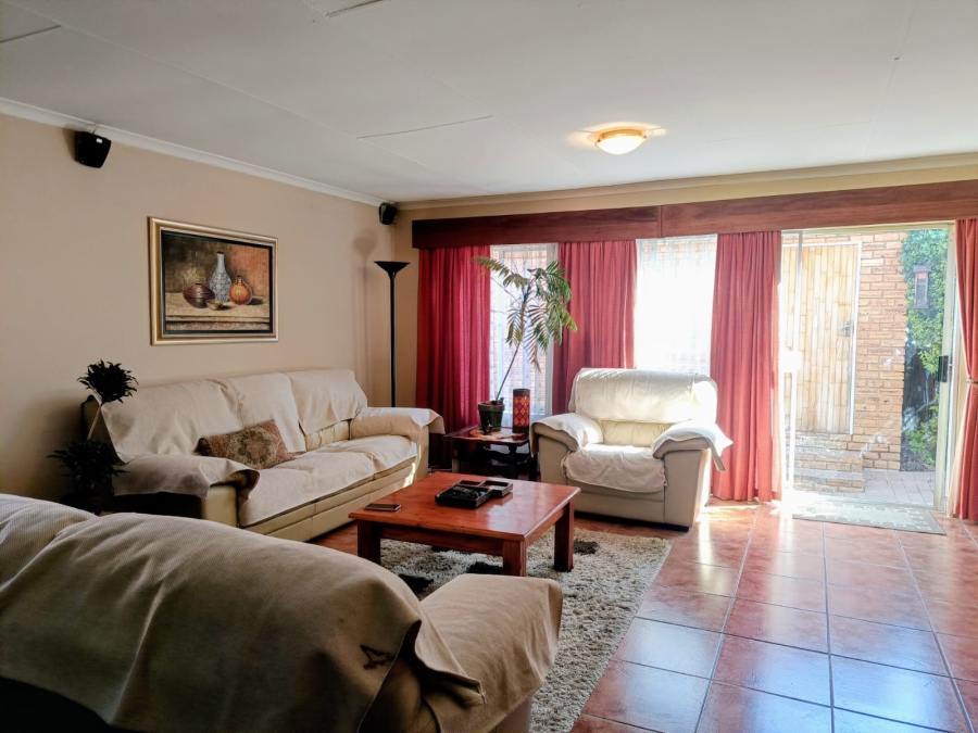 3 Bedroom Property for Sale in Wilgeheuwel Gauteng
