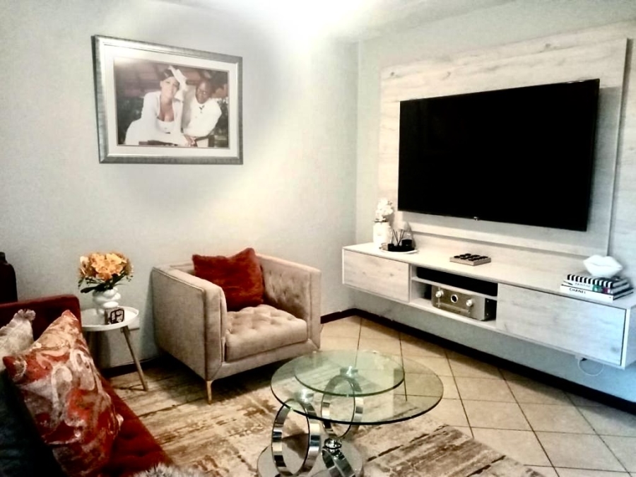 2 Bedroom Property for Sale in Erand Gardens Gauteng