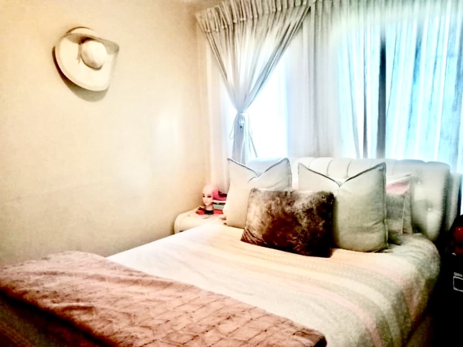 2 Bedroom Property for Sale in Erand Gardens Gauteng