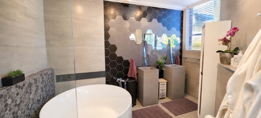 5 Bedroom Property for Sale in Waterkloof Ridge Gauteng