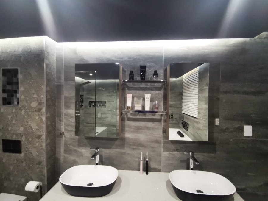 5 Bedroom Property for Sale in Waterkloof Ridge Gauteng
