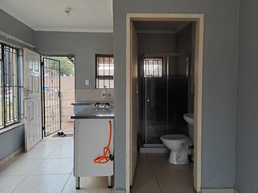To Let 1 Bedroom Property for Rent in Dersley Gauteng