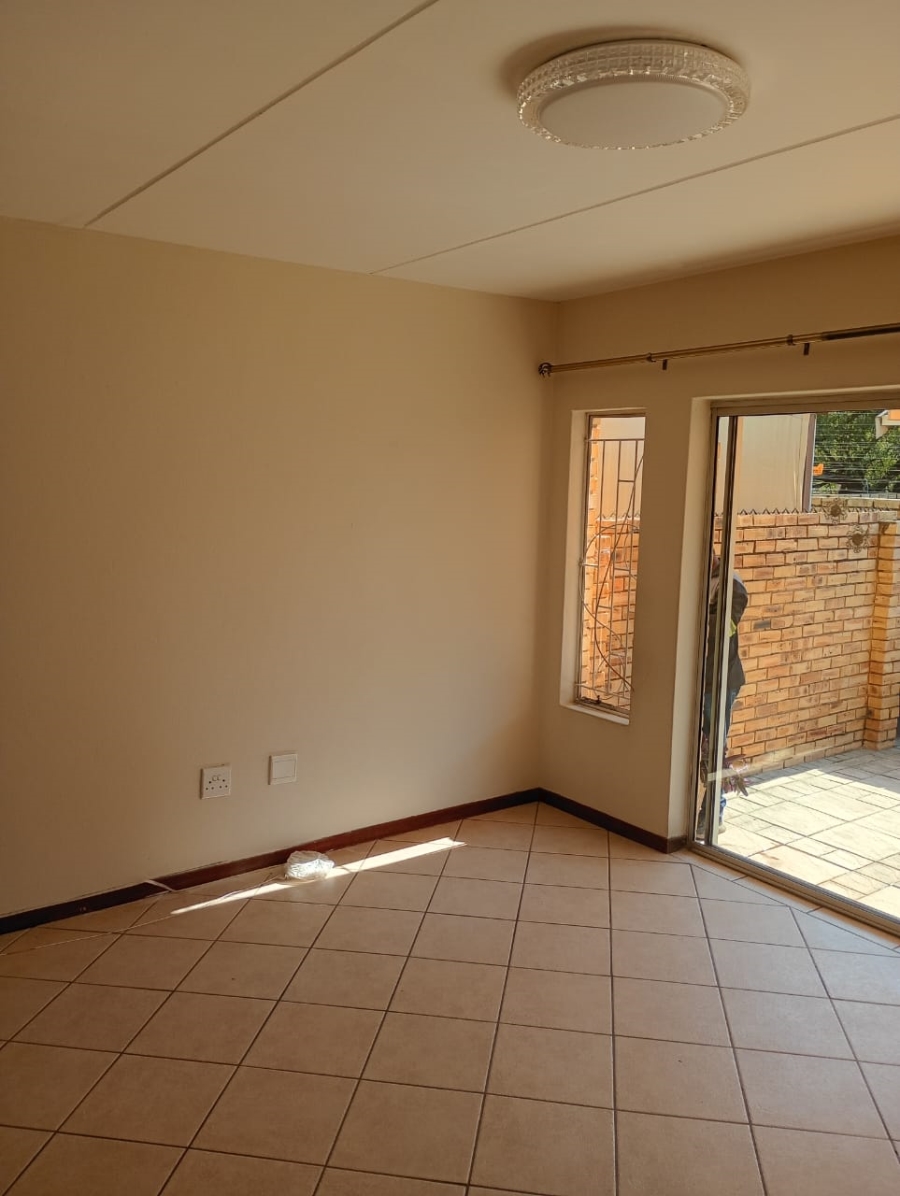 To Let 2 Bedroom Property for Rent in Glen Marais Gauteng