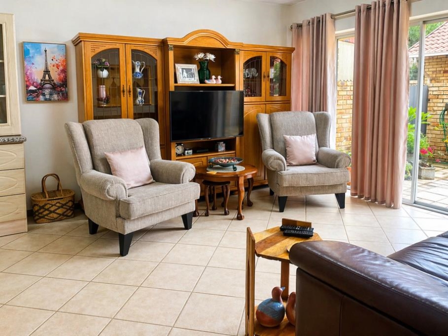 To Let 2 Bedroom Property for Rent in Glen Marais Gauteng