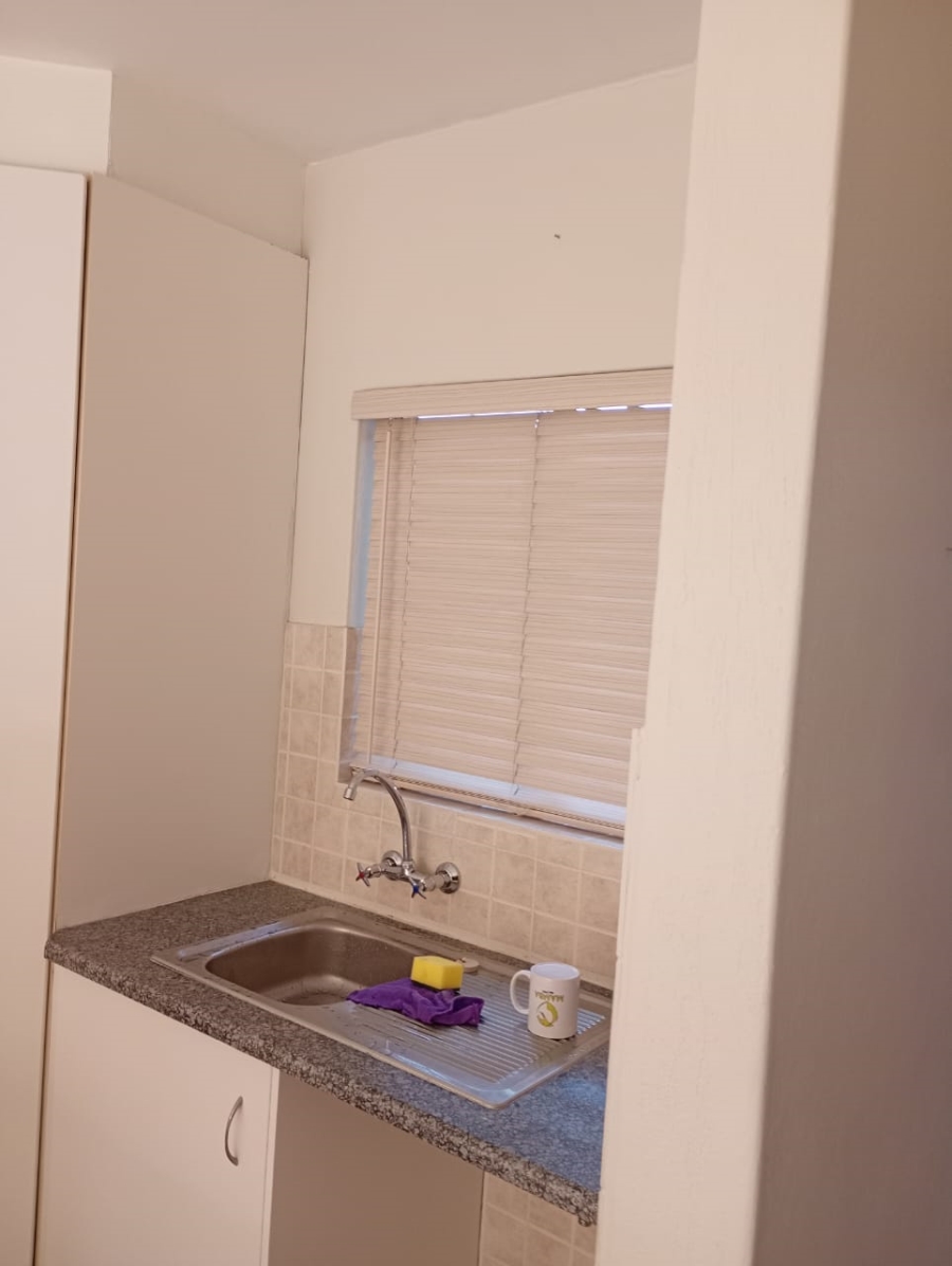To Let 2 Bedroom Property for Rent in Glen Marais Gauteng