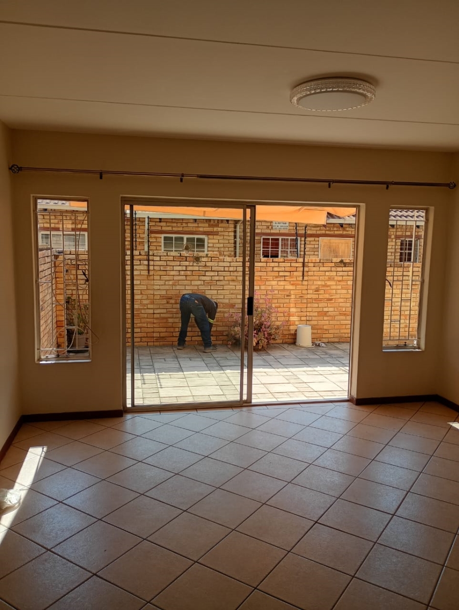 To Let 2 Bedroom Property for Rent in Glen Marais Gauteng