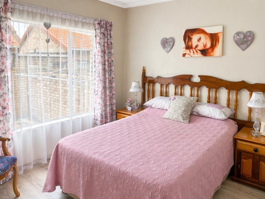 To Let 2 Bedroom Property for Rent in Glen Marais Gauteng