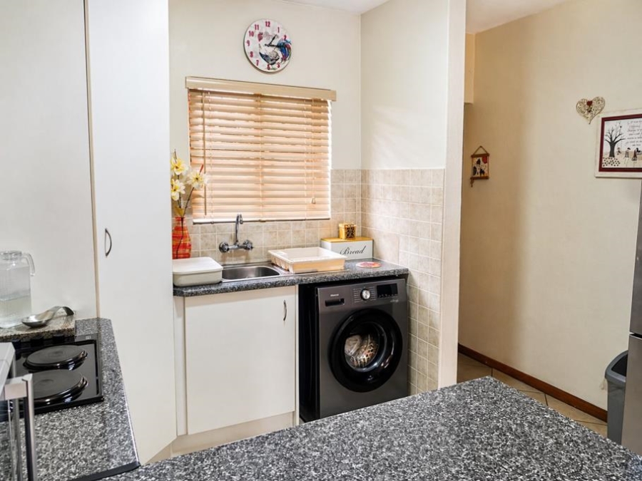 To Let 2 Bedroom Property for Rent in Glen Marais Gauteng