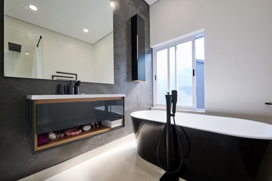 4 Bedroom Property for Sale in Waterfall Country Village Gauteng
