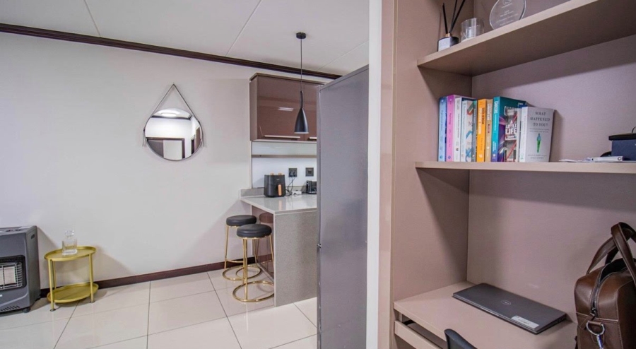 2 Bedroom Property for Sale in Blue Hills Gauteng