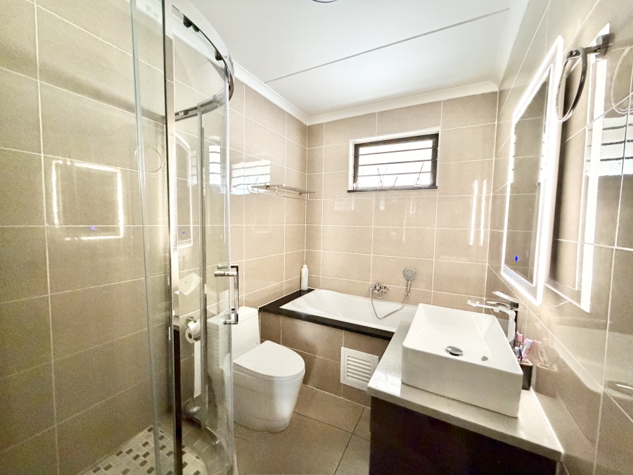 2 Bedroom Property for Sale in Blue Hills Gauteng