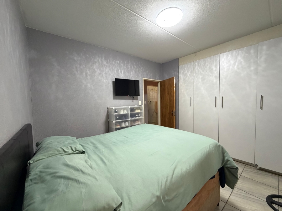 2 Bedroom Property for Sale in Linmeyer Gauteng