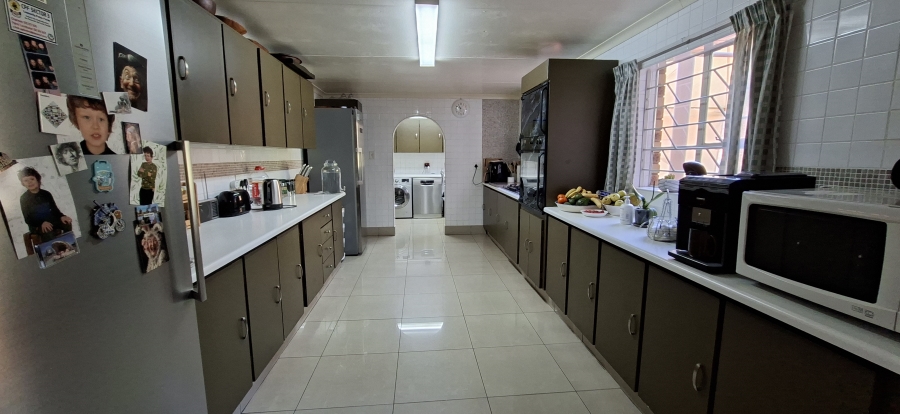 6 Bedroom Property for Sale in Rant En Dal Gauteng