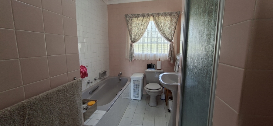 6 Bedroom Property for Sale in Rant En Dal Gauteng