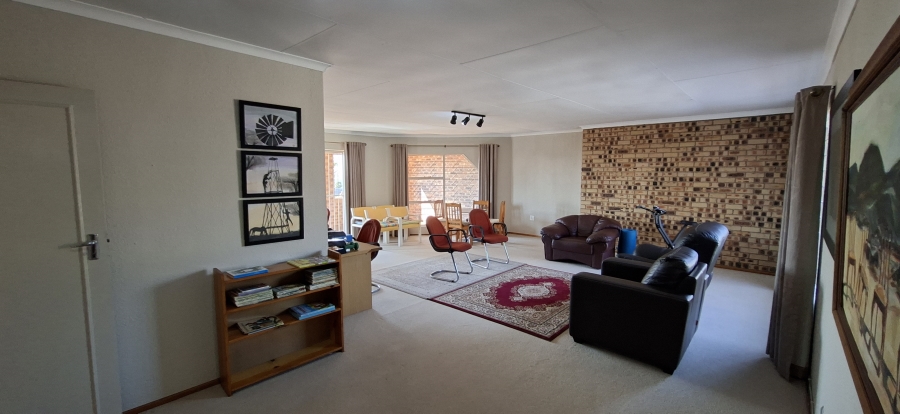 6 Bedroom Property for Sale in Rant En Dal Gauteng