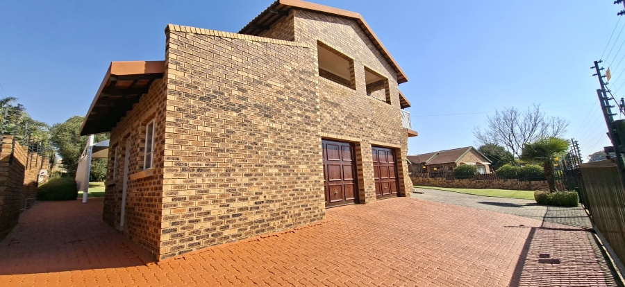 6 Bedroom Property for Sale in Rant En Dal Gauteng