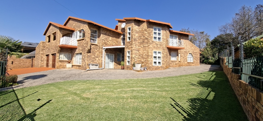 6 Bedroom Property for Sale in Rant En Dal Gauteng