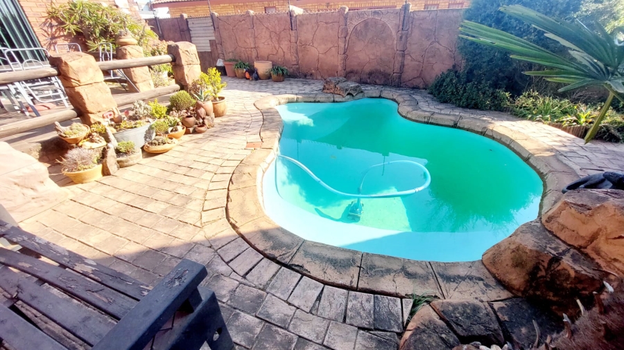 4 Bedroom Property for Sale in Eike Park Gauteng