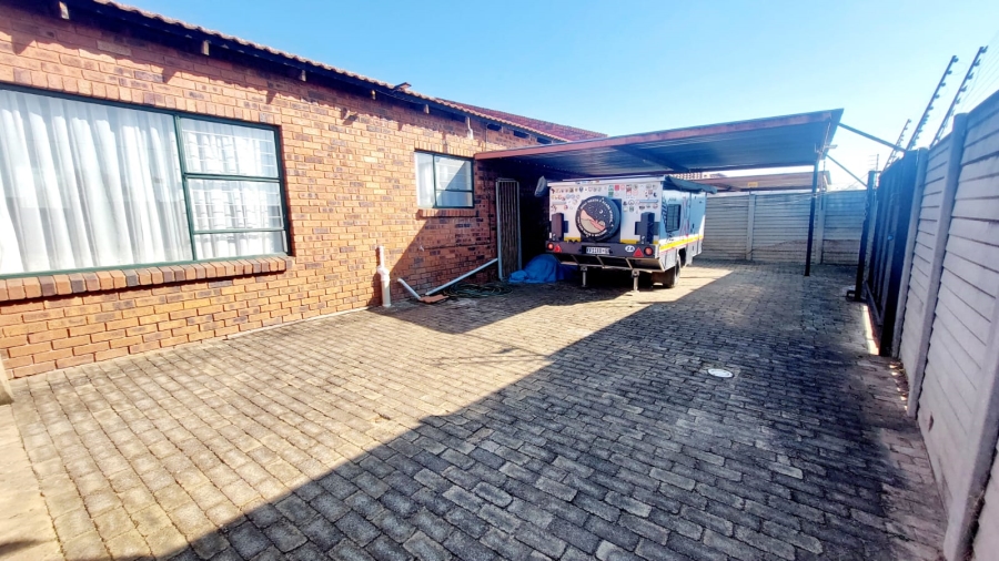 4 Bedroom Property for Sale in Eike Park Gauteng
