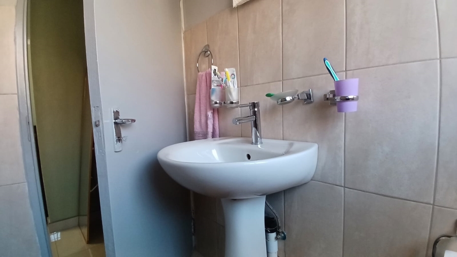 2 Bedroom Property for Sale in Lower Finsbury Gauteng