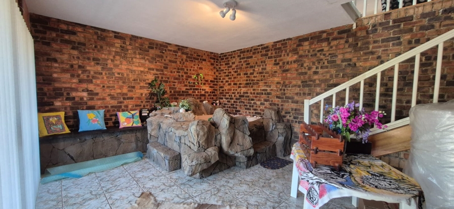 5 Bedroom Property for Sale in Rant En Dal Gauteng