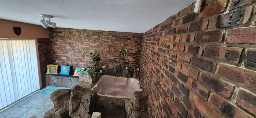 5 Bedroom Property for Sale in Rant En Dal Gauteng