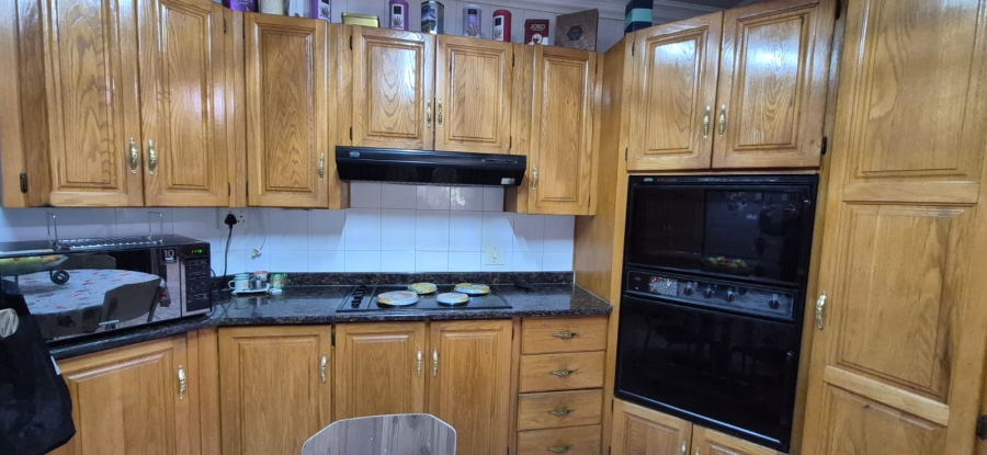 5 Bedroom Property for Sale in Rant En Dal Gauteng