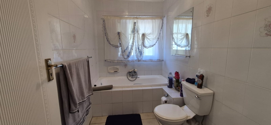 5 Bedroom Property for Sale in Rant En Dal Gauteng