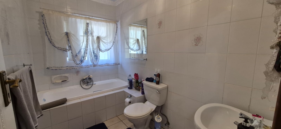 5 Bedroom Property for Sale in Rant En Dal Gauteng