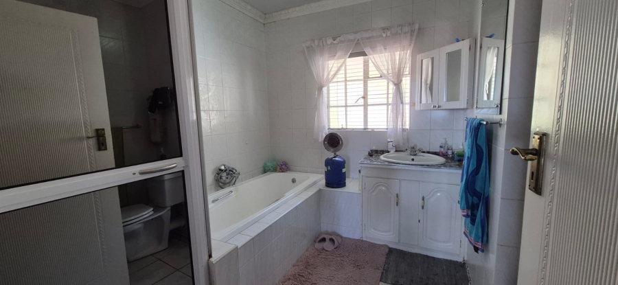 5 Bedroom Property for Sale in Rant En Dal Gauteng