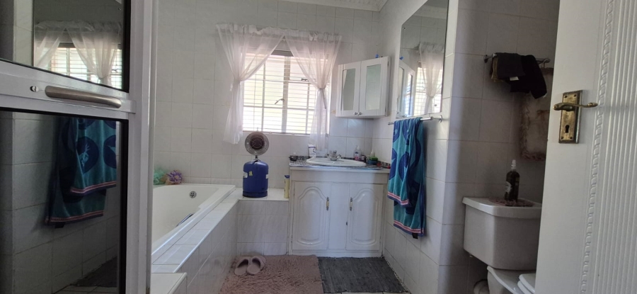 5 Bedroom Property for Sale in Rant En Dal Gauteng