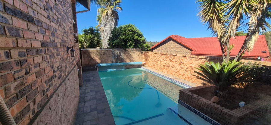 5 Bedroom Property for Sale in Rant En Dal Gauteng