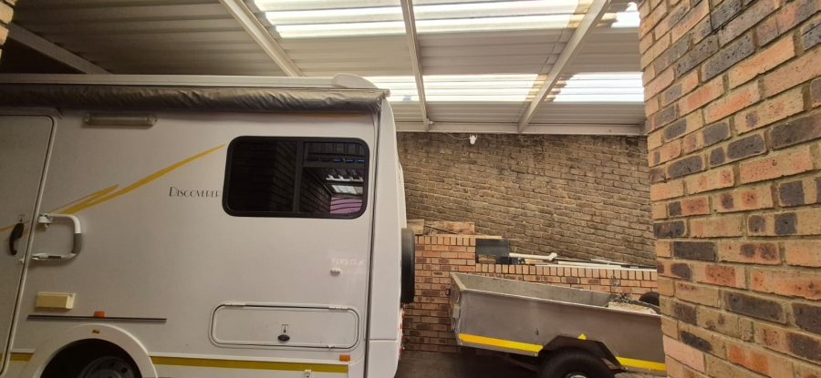 5 Bedroom Property for Sale in Rant En Dal Gauteng