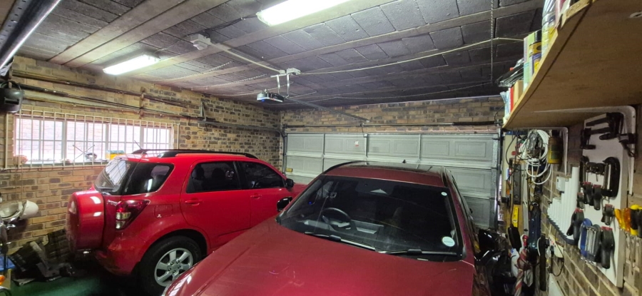 5 Bedroom Property for Sale in Rant En Dal Gauteng