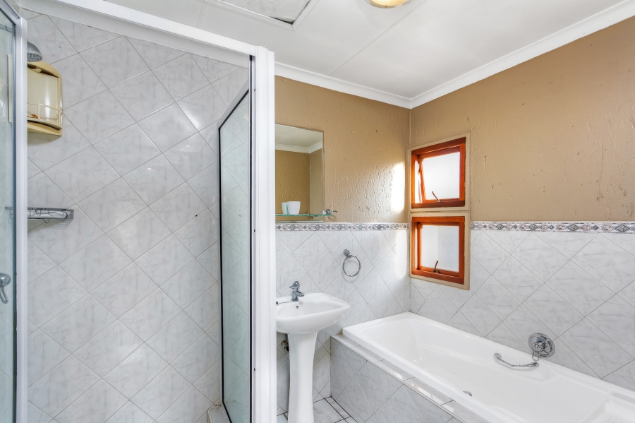 4 Bedroom Property for Sale in Beverley Gauteng