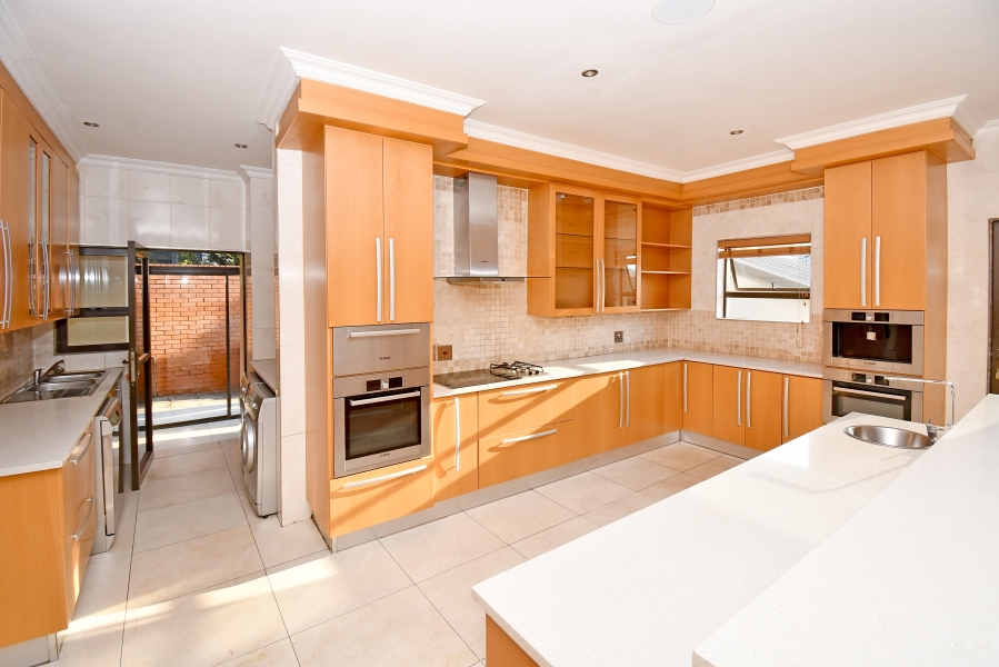 5 Bedroom Property for Sale in Waterfall Country Village Gauteng