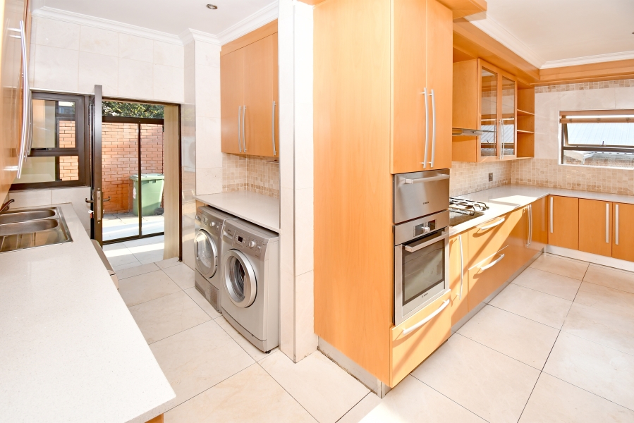 5 Bedroom Property for Sale in Waterfall Country Village Gauteng