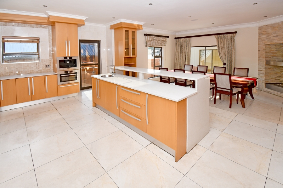 5 Bedroom Property for Sale in Waterfall Country Village Gauteng