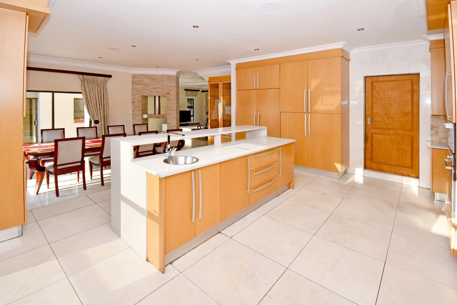 5 Bedroom Property for Sale in Waterfall Country Village Gauteng