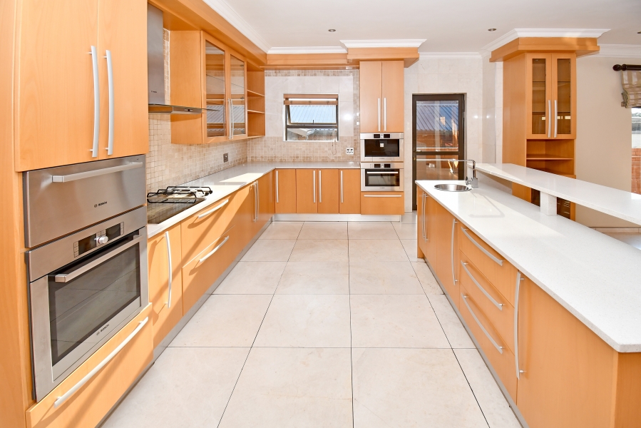 5 Bedroom Property for Sale in Waterfall Country Village Gauteng