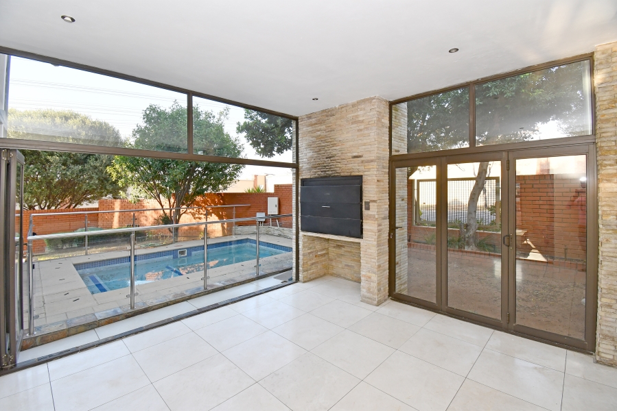 5 Bedroom Property for Sale in Waterfall Country Village Gauteng