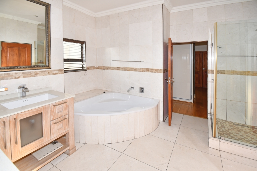 5 Bedroom Property for Sale in Waterfall Country Village Gauteng